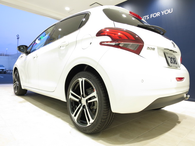 限定モデル208GT Lineを展示中