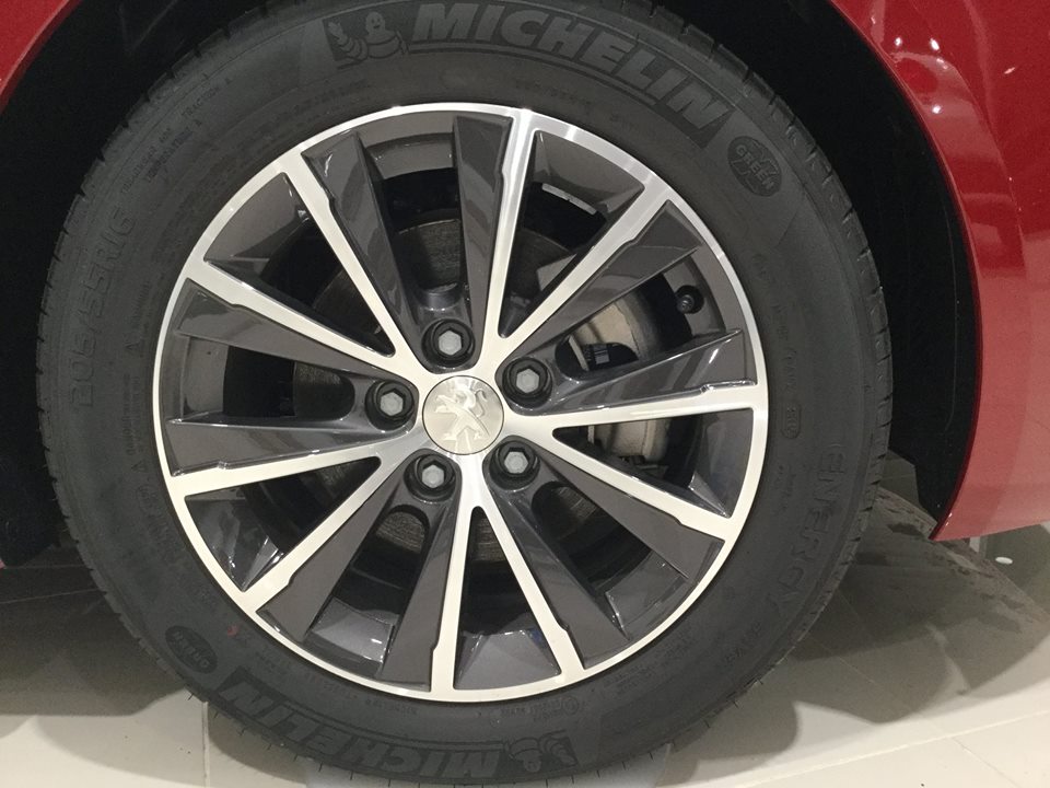 NEW PEUGEOT 308 Allureを展示しました。